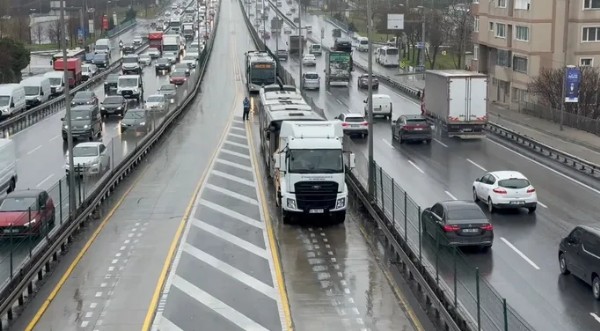 Avcılar'da İki Metrobüs Çarpıştı: 4 Yaralı!