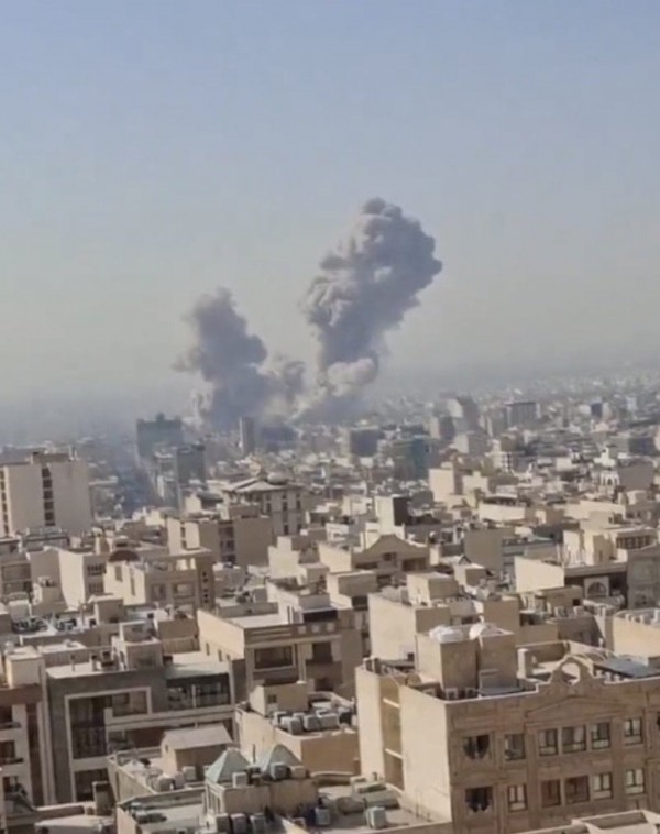 İsrail İran'a Saldırı Başlattı! Tahran'da Patlama Sesleri