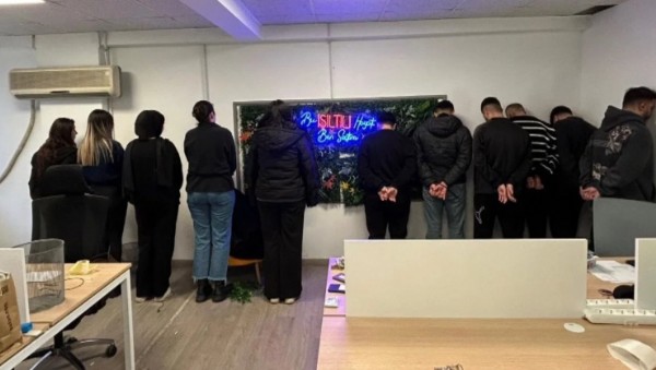 Çağrı Merkezine Operasyon! Camdan Attılar...