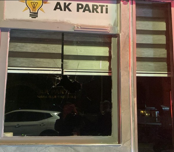 Balıkesir'de AK Parti Binasına Taşlı Saldırı!