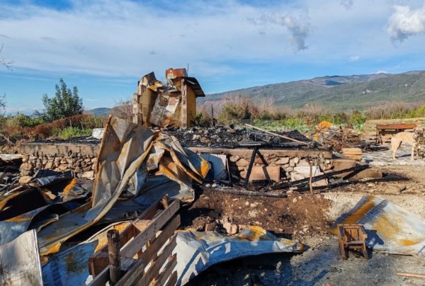 Emekli Polis Yanan Evde Can Verdi!