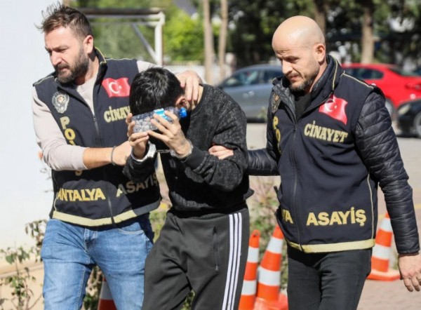 Hamile Eşini Bacağından Vurdu!