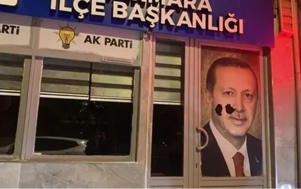 Balıkesir'de AK Parti Binasına Taşlı Saldırı!