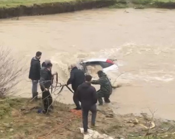 Dereye İnen Araç Suya Gömüldü!