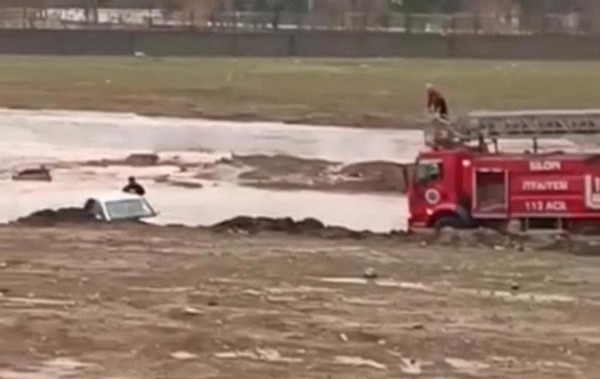 Silopi’de Yollar Göle Döndü! 2 Kişi Mahsur Kaldı