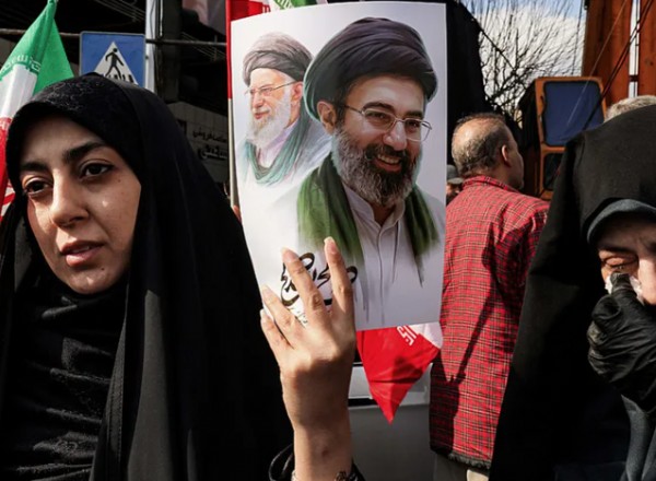 İran'da Halk Meydanda Tel-Aviv Sığınakta!