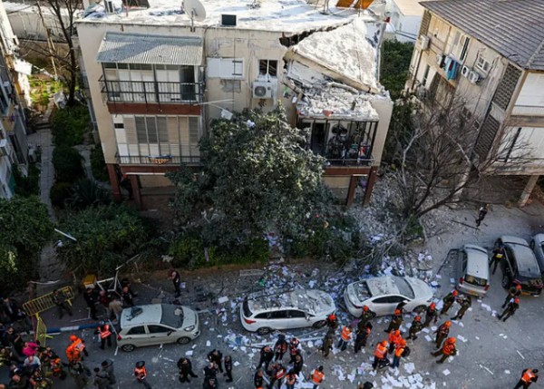İran'da Halk Meydanda Tel-Aviv Sığınakta!