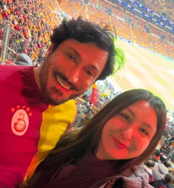 Ünlü çift evlilik yıldönümünü tribünde kutladı