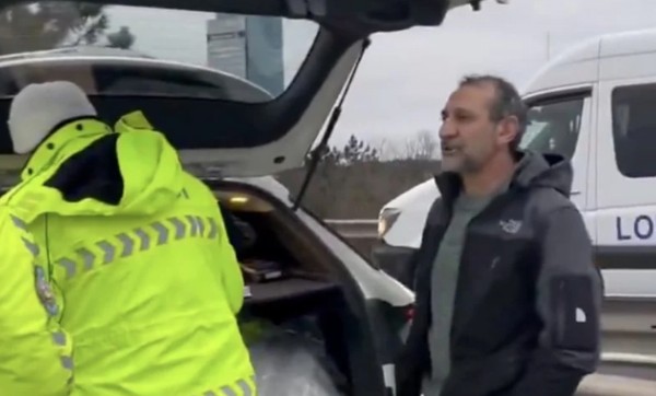 Ceza Yedi Polisle Tartıştı!