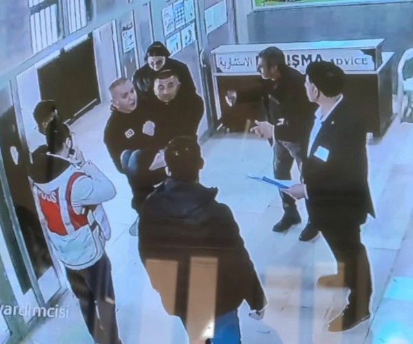 Şanlıurfa'da polis memuru geç kalmak üzere olan engelli vatandaşı kucağında taşıdı