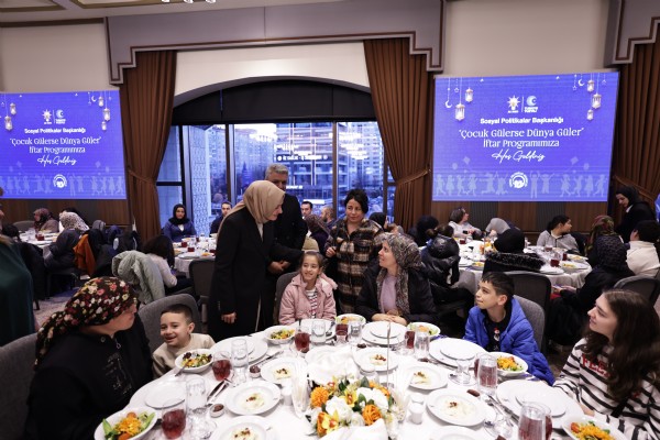 AK PARTİ’DEN ÇOCUKLARA ANLAMLI İFTAR! “ÇOCUK GÜLERSE DÜNYA GÜLER” İFTARINDA 500 ÇOCUK AĞIRLANDI
