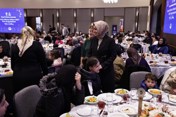 AK PARTİ’DEN ÇOCUKLARA ANLAMLI İFTAR! “ÇOCUK GÜLERSE DÜNYA GÜLER” İFTARINDA 500 ÇOCUK AĞIRLANDI
