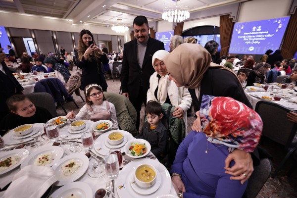 AK PARTİ’DEN ÇOCUKLARA ANLAMLI İFTAR! “ÇOCUK GÜLERSE DÜNYA GÜLER” İFTARINDA 500 ÇOCUK AĞIRLANDI
