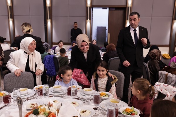 AK PARTİ’DEN ÇOCUKLARA ANLAMLI İFTAR! “ÇOCUK GÜLERSE DÜNYA GÜLER” İFTARINDA 500 ÇOCUK AĞIRLANDI
