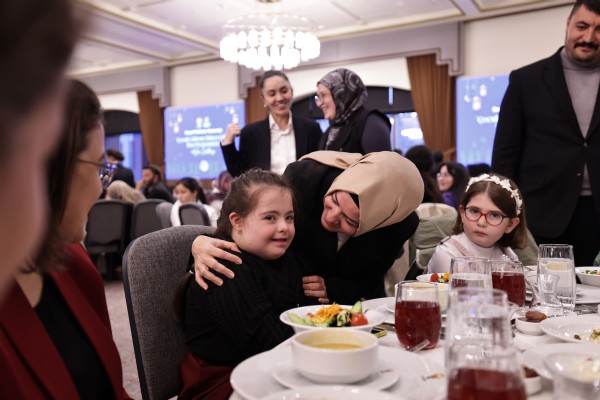 AK PARTİ’DEN ÇOCUKLARA ANLAMLI İFTAR! “ÇOCUK GÜLERSE DÜNYA GÜLER” İFTARINDA 500 ÇOCUK AĞIRLANDI
