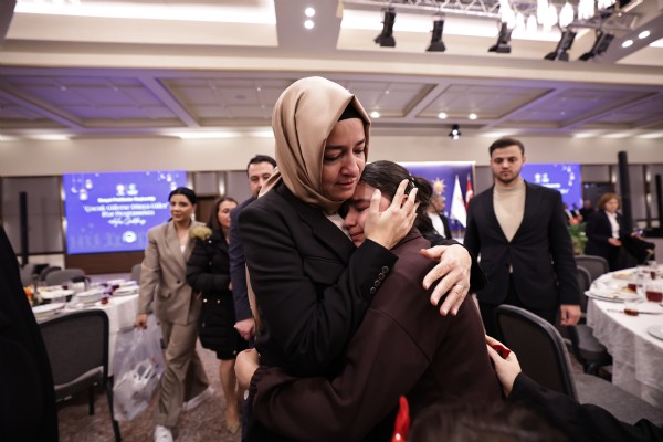 AK PARTİ’DEN ÇOCUKLARA ANLAMLI İFTAR! “ÇOCUK GÜLERSE DÜNYA GÜLER” İFTARINDA 500 ÇOCUK AĞIRLANDI
