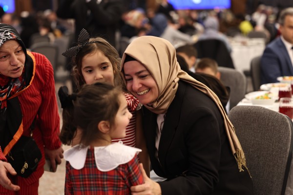 AK PARTİ’DEN ÇOCUKLARA ANLAMLI İFTAR! “ÇOCUK GÜLERSE DÜNYA GÜLER” İFTARINDA 500 ÇOCUK AĞIRLANDI
