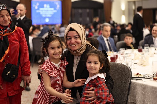 AK PARTİ’DEN ÇOCUKLARA ANLAMLI İFTAR! “ÇOCUK GÜLERSE DÜNYA GÜLER” İFTARINDA 500 ÇOCUK AĞIRLANDI
