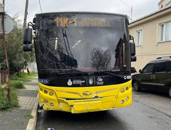 İstanbul'da İETT otobüsü kaza yaptı: 4 yaralı