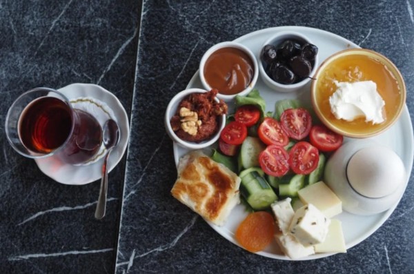 Ramazan'ın ardından ilk kahvaltıda dikkatli beslenilmeli: Hafif ve dengeli tercihler yapılmalı