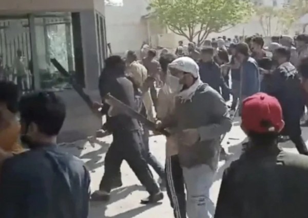 Pakistan'da Sokağa Çıkma Yasağı İlan Edildi!