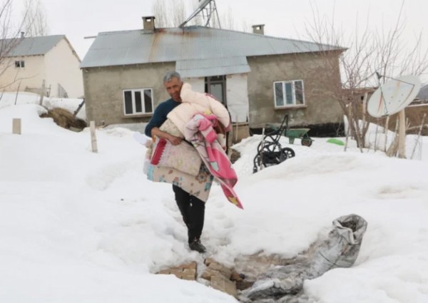 Hakkari'de 37 yaşındaki adam 4 evladına tek başına bakıyor