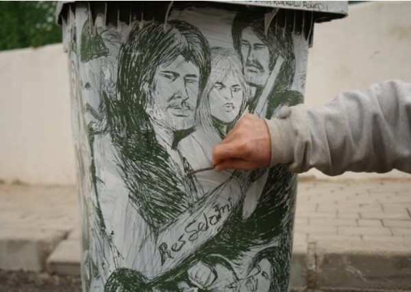 Kocaeli'de hem temizlik yapıyor hem sanat