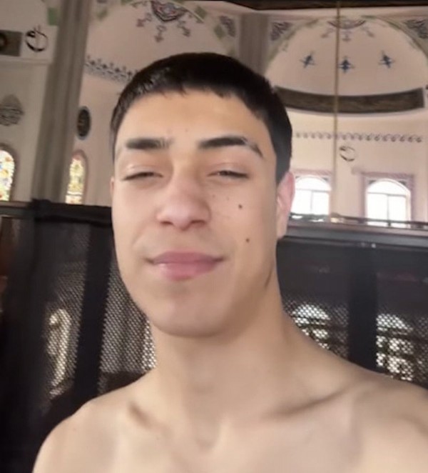 Cami'de Skandal Görüntü! TikTok Videosu Çekti