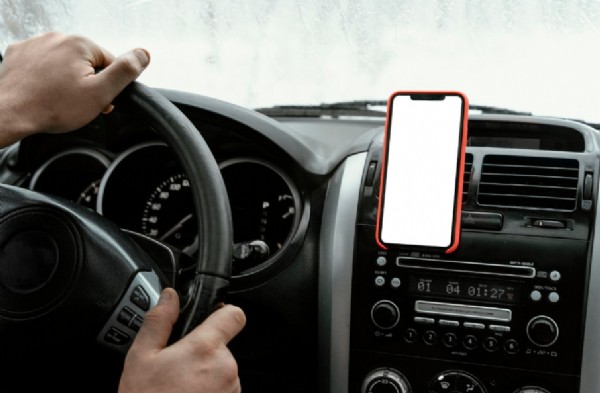 Araç İçi Telefon Tutucu Yasak Mı? Açıklama Geldi!