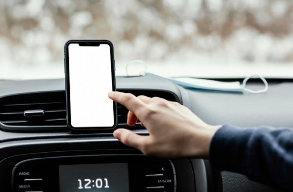 Araç İçi Telefon Tutucu Yasak Mı? Açıklama Geldi!