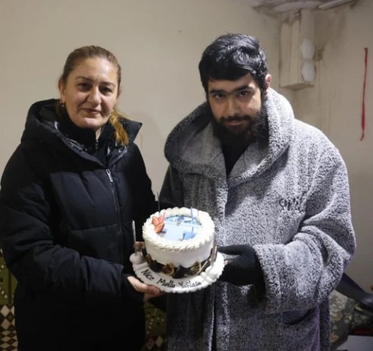 Hatay'da evden çıkmayan Barış, 25. yaşına bilgisayar başında girdi