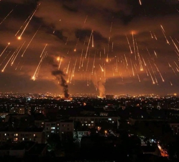 İran, İsrail ve ABD Üslerine Saldırılarını Sürdürüyor! 500'ün Üzerinde Füze Ateşlendi