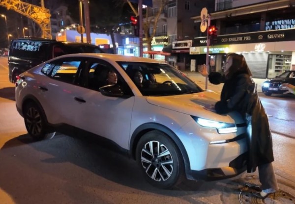 Alkollü Kadın Trafiği Birbirine Kattı!