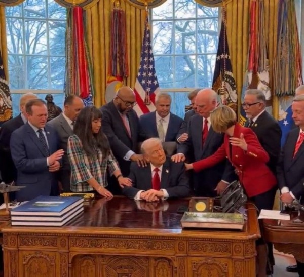 Beyaz Saray'da Dua Seansı! Trump İçin Bir Araya Geldiler