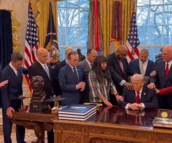 Beyaz Saray'da Dua Seansı! Trump İçin Bir Araya Geldiler