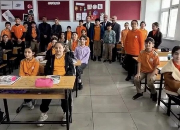 Vali Kemal Çeber Öğrencilerin Bayrak Sevgisine Kayıtsız Kalmadı!