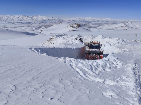Kar Kalınlığı 4 Metreye Ulaştı! İş Makineleri Güçlükle İlerliyor