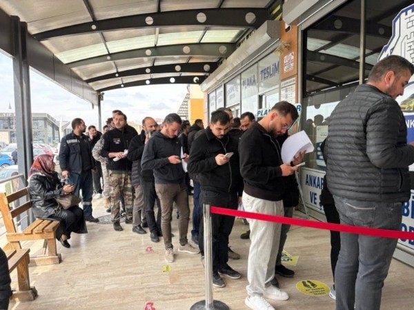 Ülke Genelinde APP Plaka Paniği! Ceza Korkusuyla Kuyruklar Oluştu