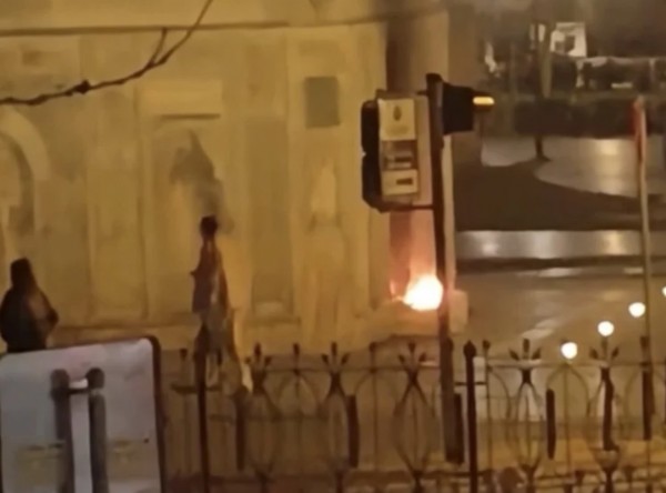 Tarihi Eseri Ateşe Verdi!