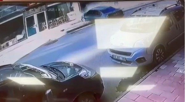 Otomobille Mağazaya Daldı!