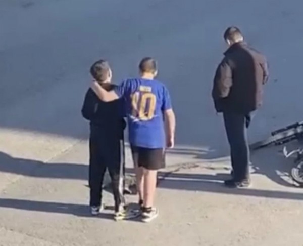 Kocaeli'de araba çarpan kediyi yalnız bırakmayan çocuklar, başında nöbet tuttu