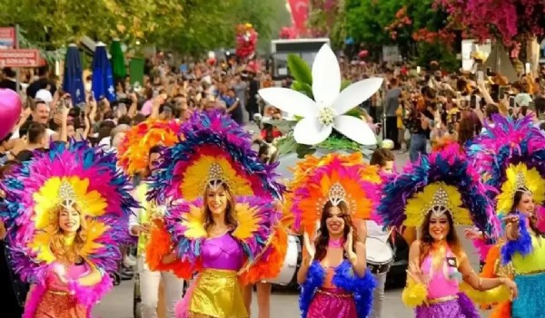 ADANA KARNAVAL COŞKUSUNU DOYASIYA YAŞADI