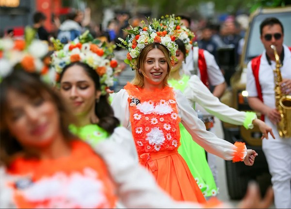 ADANA KARNAVAL COŞKUSUNU DOYASIYA YAŞADI
