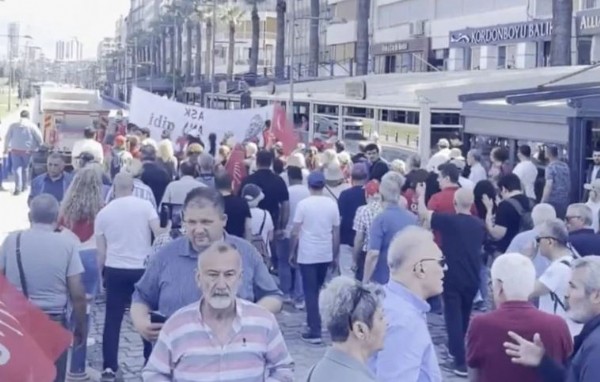CHP'de Mahkeme Kararı Sonrası İlk Miting: İzmir Cumhuriyet Meydanı'nda 'Hain Kemal' Sloganları