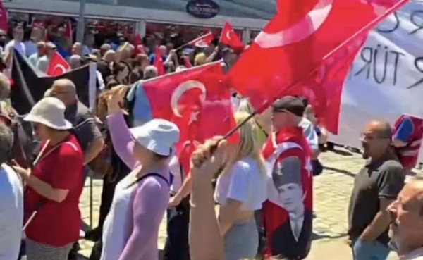 CHP'de Mahkeme Kararı Sonrası İlk Miting: İzmir Cumhuriyet Meydanı'nda 'Hain Kemal' Sloganları