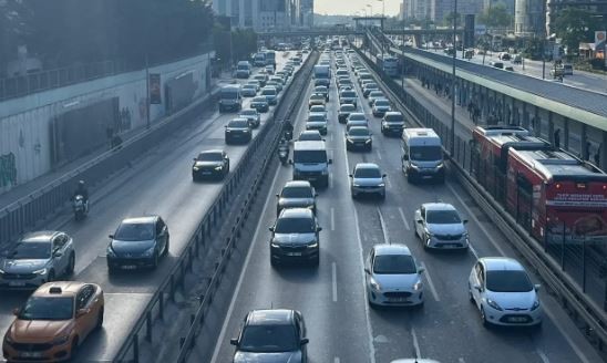 İstanbul'da Bayram Sonrası İlk Mesai! Trafik Kilitlendi