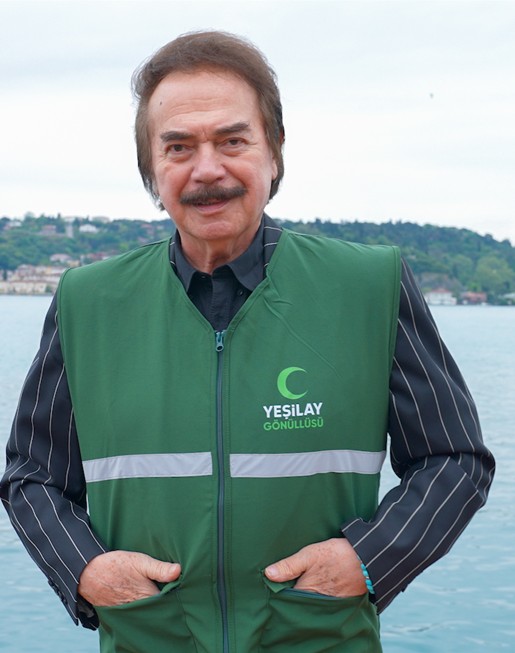 ORHAN GENCEBAY, YEŞİLAY İÇİN KAMERA KARŞISINA GEÇTİ: BABALAR SÖZÜNÜ TUTAR