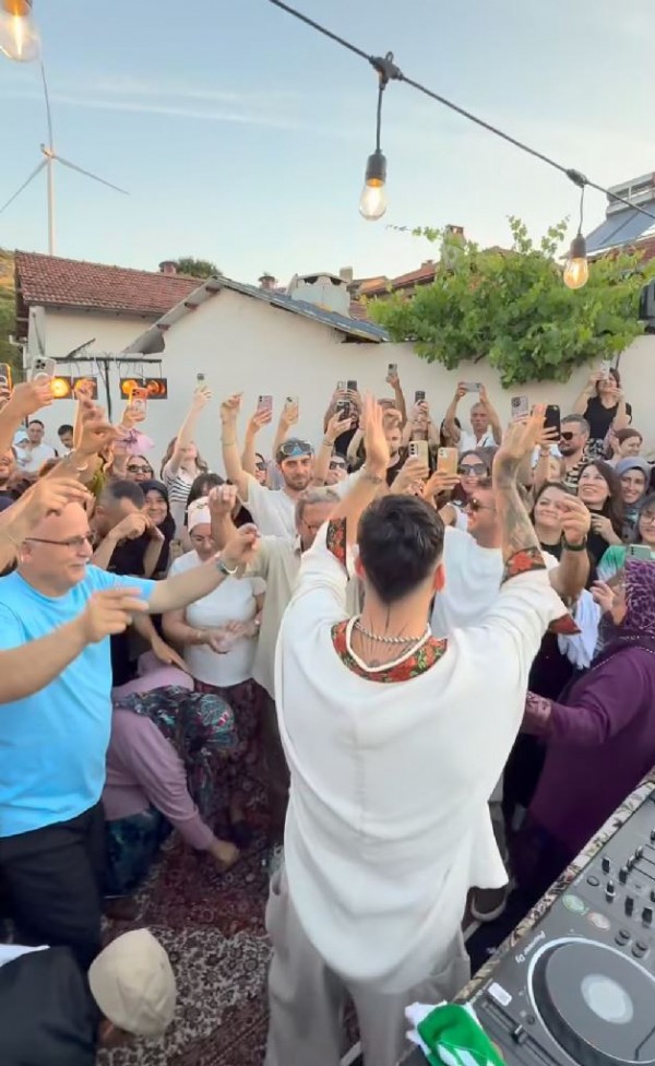 DJ Mahmut Orhan Köyünde Konser Verdi! Sosyal Medyaya Damga Vurdu