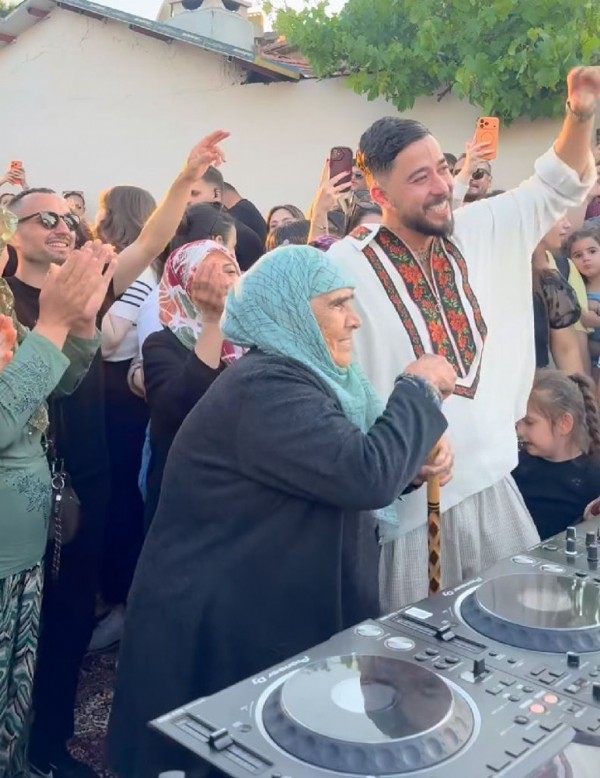 DJ Mahmut Orhan Köyünde Konser Verdi! Sosyal Medyaya Damga Vurdu