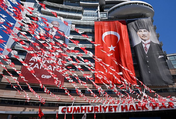 İkiye bölünen CHP’de gergin gün! Grup toplantısı savaşı: Kılıçdaroğlu mu Özel mi konuşacak?
